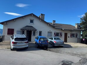 Exterior - Large cosy 3 bedroom apartment Font-Romeu Hyper Centre with view and balcony (Font-Romeu-Odeillo-Via)