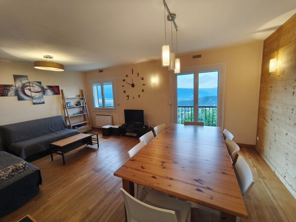 Living area - Large cosy 3 bedroom apartment Font-Romeu Hyper Centre with view and balcony (Font-Romeu-Odeillo-Via)
