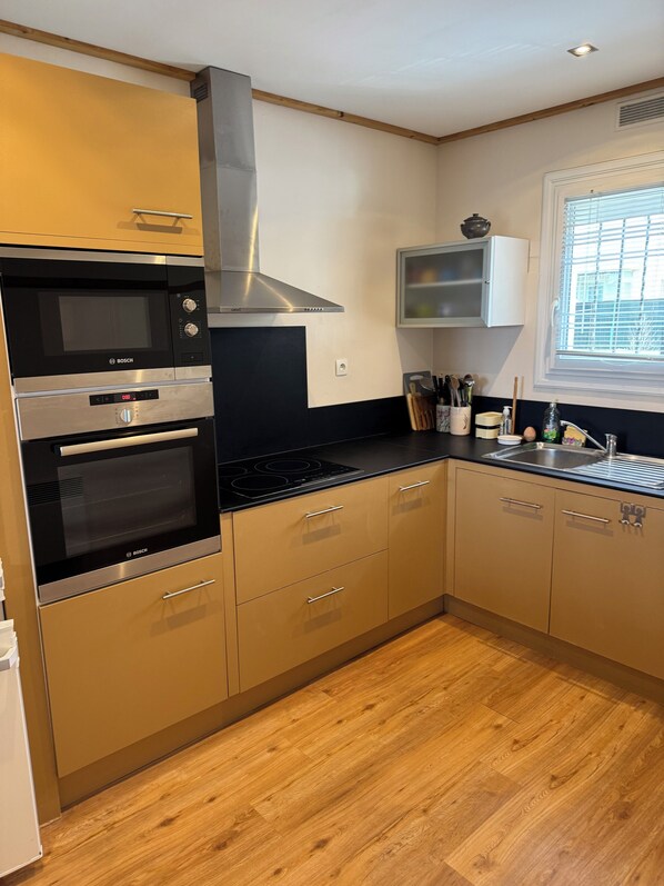 Private kitchen - Large cosy 3 bedroom apartment Font-Romeu Hyper Centre with view and balcony (Font-Romeu-Odeillo-Via)