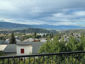 Property grounds - Large cosy 3 bedroom apartment Font-Romeu Hyper Centre with view and balcony (Font-Romeu-Odeillo-Via)