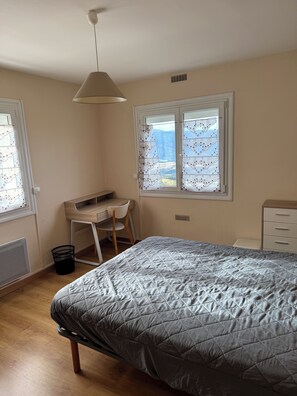 3 bedrooms - Large cosy 3 bedroom apartment Font-Romeu Hyper Centre with view and balcony (Font-Romeu-Odeillo-Via)