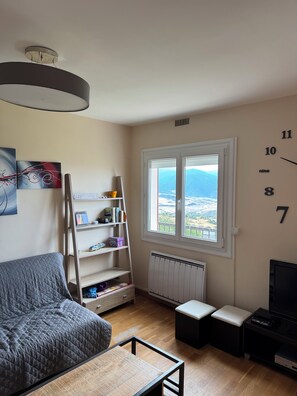 Living area - Large cosy 3 bedroom apartment Font-Romeu Hyper Centre with view and balcony (Font-Romeu-Odeillo-Via)