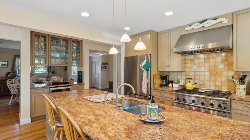 Mikroaaltouuni, uuni, liesi, kahvin-/teenkeitin