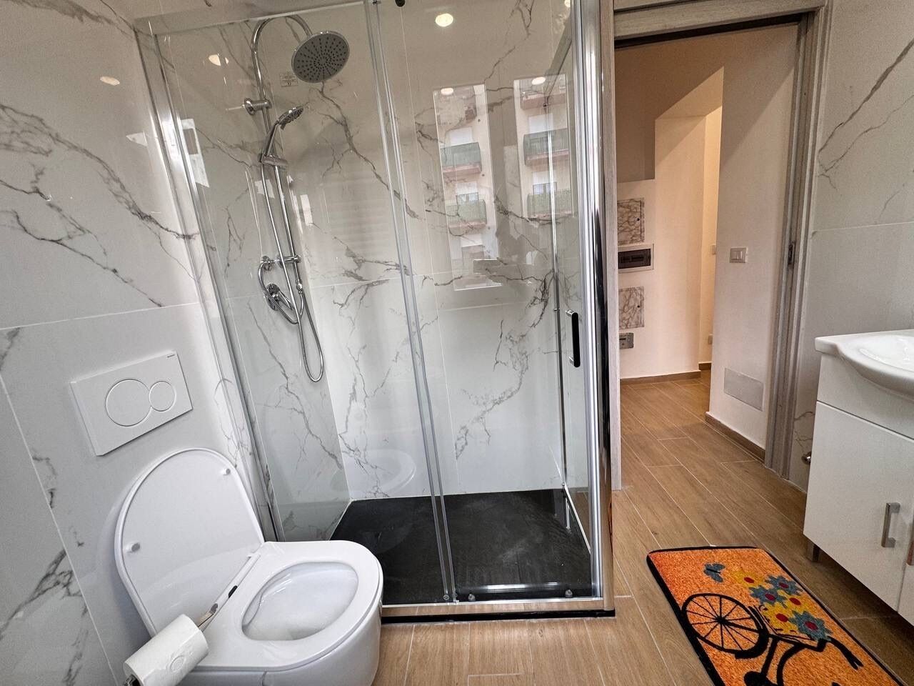 Doccia, bidet, asciugamani, sapone