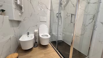 Doccia, asciugacapelli, bidet, asciugamani