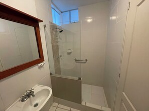 Towels, soap, toilet paper - Delightful 1-bedroom apartment in Punta Hermosa. (San Miguel)
