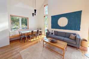 Living area - The Wolf Den - A Forest Spa Escape; Cedar Sauna, 3 outdoor tubs & outdoor shower (Juan De Fuca (Part 2))