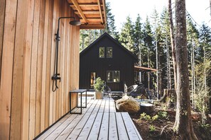 Terrace/patio - The Wolf Den - A Forest Spa Escape; Cedar Sauna, 3 outdoor tubs & outdoor shower (Juan De Fuca (Part 2))
