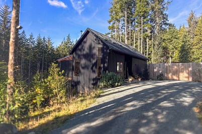 The Wolf Den - A Forest Spa Escape; Cedar Sauna, 3 outdoor tubs & outdoor shower