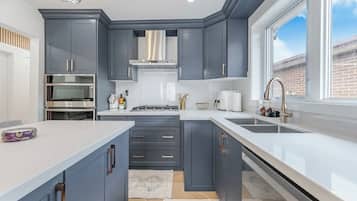 Kjøleskap, mikrobølgeovn, ovn og kokeplater