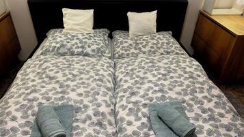 2 bedrooms, iron/ironing board, internet