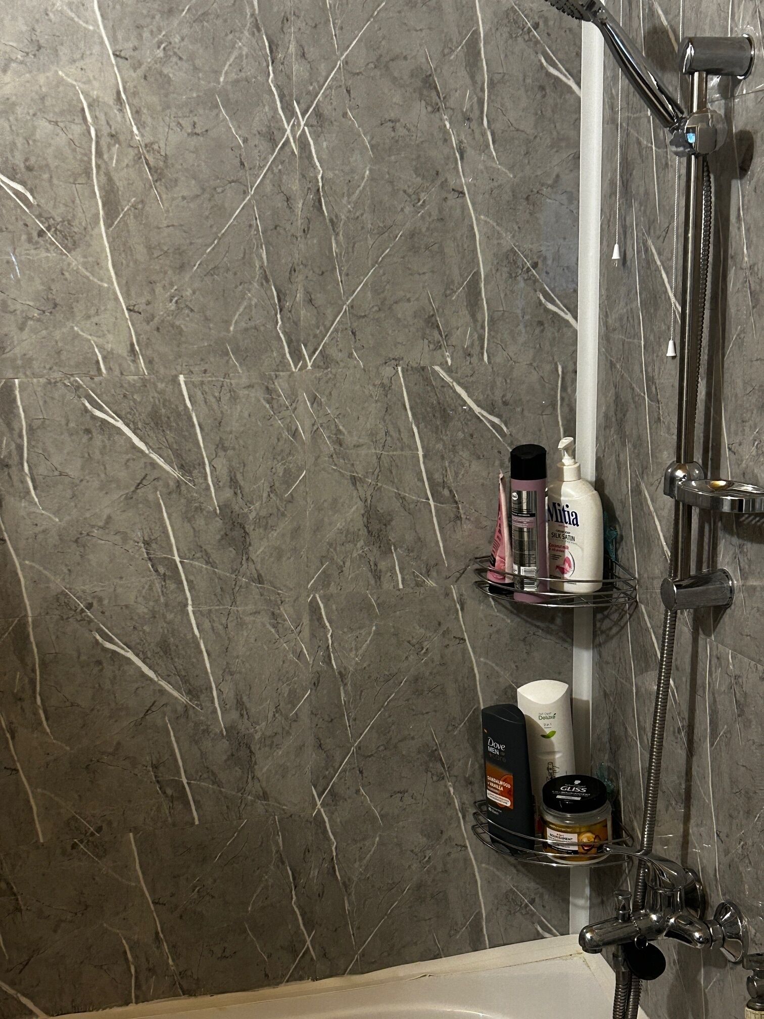 Haartrockner, Handtücher, Seife, Toilettenpapier