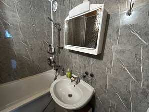 Haartrockner, Handtücher, Seife, Toilettenpapier