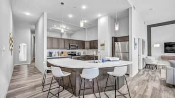 Frigorifero, microonde, forno, piano cottura