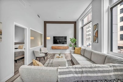 Luxe Flat w/ Indoor Pool & Sauna • Gym•Heart of DT