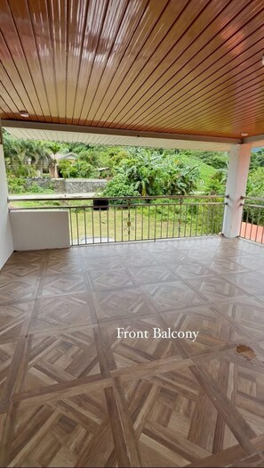 Property grounds - Meadow View House
4 spacious rooms, 3 en suite bathrooms and 1 communal bathroom (Paracelis)