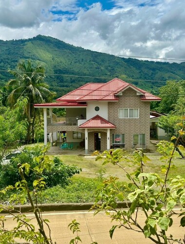 Meadow View House
4 spacious rooms, 3 en suite bathrooms and 1 communal bathroom