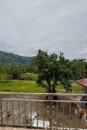 A balcony with a view of a green landscape and hills. - Meadow View House
4 spacious rooms, 3 en suite bathrooms and 1 communal bathroom (Paracelis)