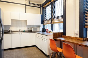 Shared kitchen facilities - The Guesthouse Vancouver Downtown (Vancouver)