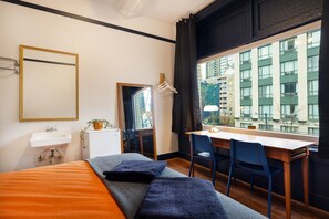 Desk, free WiFi, bed sheets - The Guesthouse Vancouver Downtown (Vancouver)
