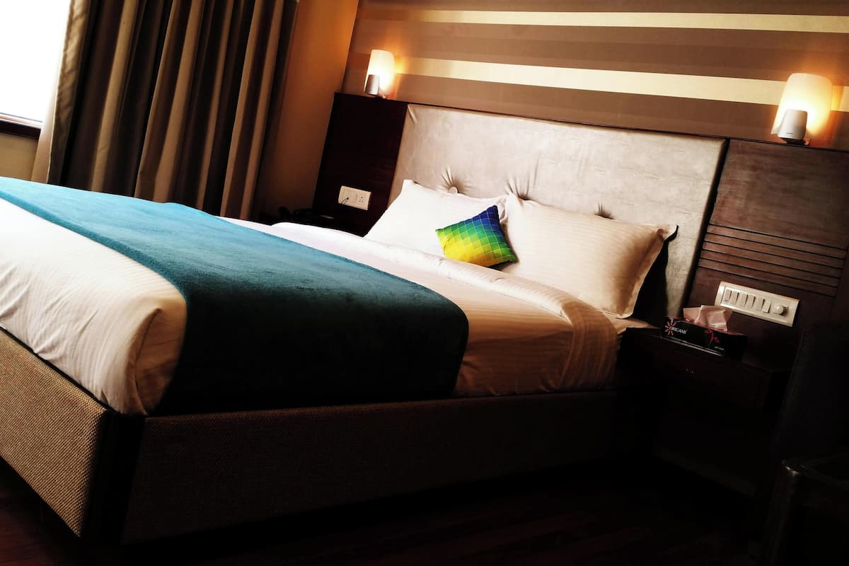 Habitación doble Confort, vista a la ciudad | Escritorio y wifi gratis