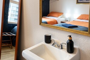 Twin Room with Shared Washroom | Escritorio, wifi gratis, ropa de cama