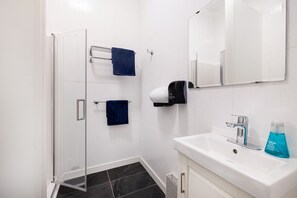 Shared bathroom - The Guesthouse Vancouver Downtown (Vancouver)