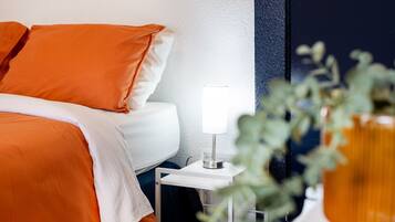 Queen Room with Shared Washroom | Bureau, accès au Wi-Fi (inclus), literie fournie