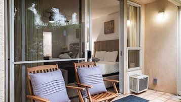 Bureau, fer et planche Ă repasser, lit parapluie, Wi-Fi