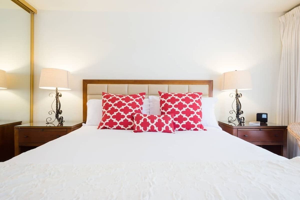 Escriptori, planxa i posts de planxar, un bressol de viatge i wifi 