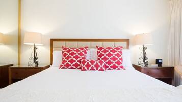 Escriptori, planxa i posts de planxar, un bressol de viatge i wifi