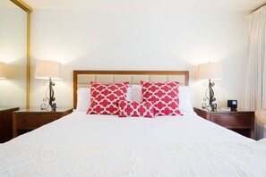 Escritorio, tabla de planchar con plancha, cuna de viaje y wifi