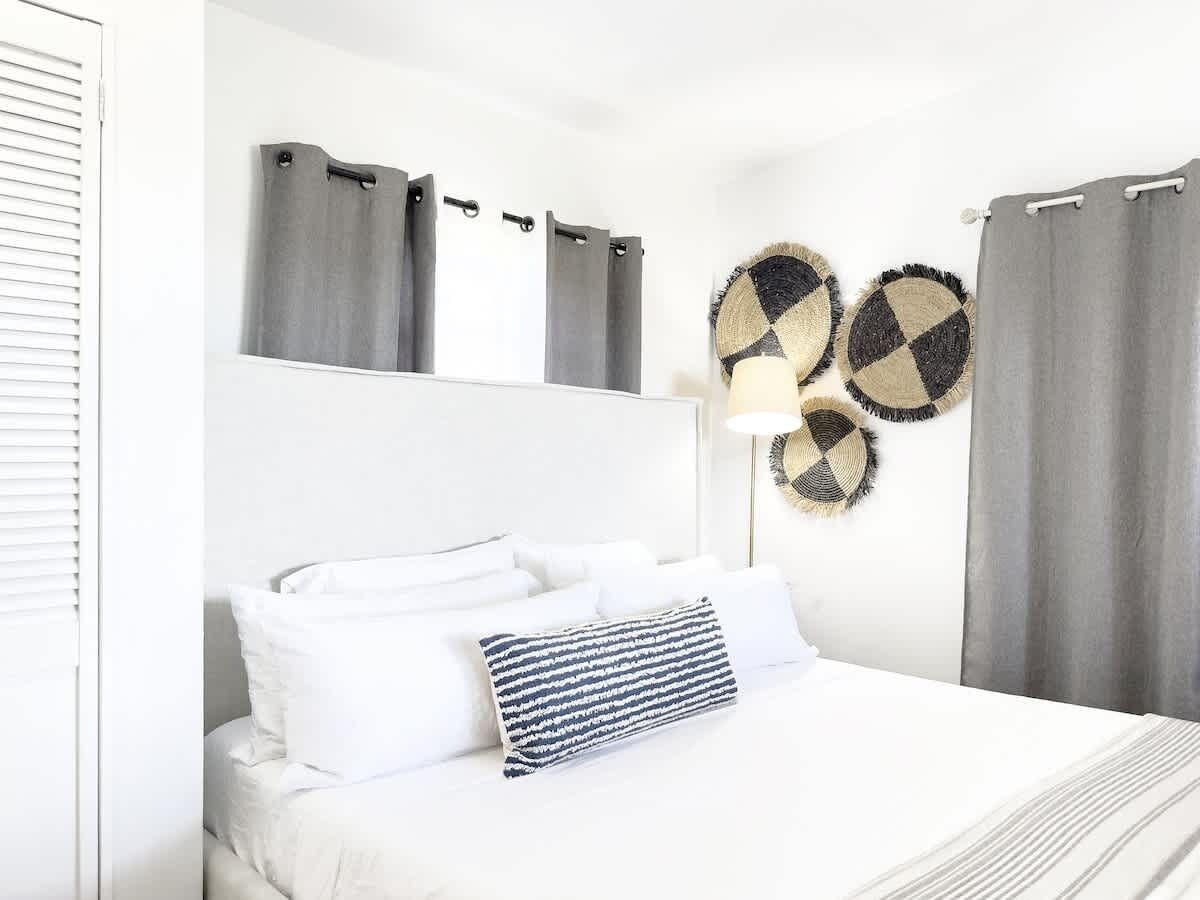 Een strijkplank/strijkijzer, wifi, beddengoed