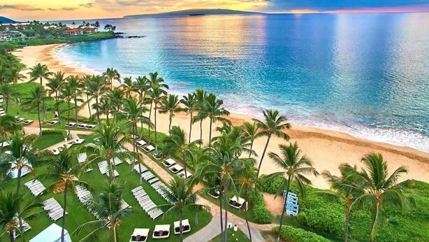 A resort with a beach, palm trees, and a view of the ocean. - Oceanview Retreat Walk to Beach & Restaurants (Kihei)