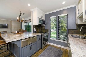 Geladeira, micro-ondas, fogão, cooktop