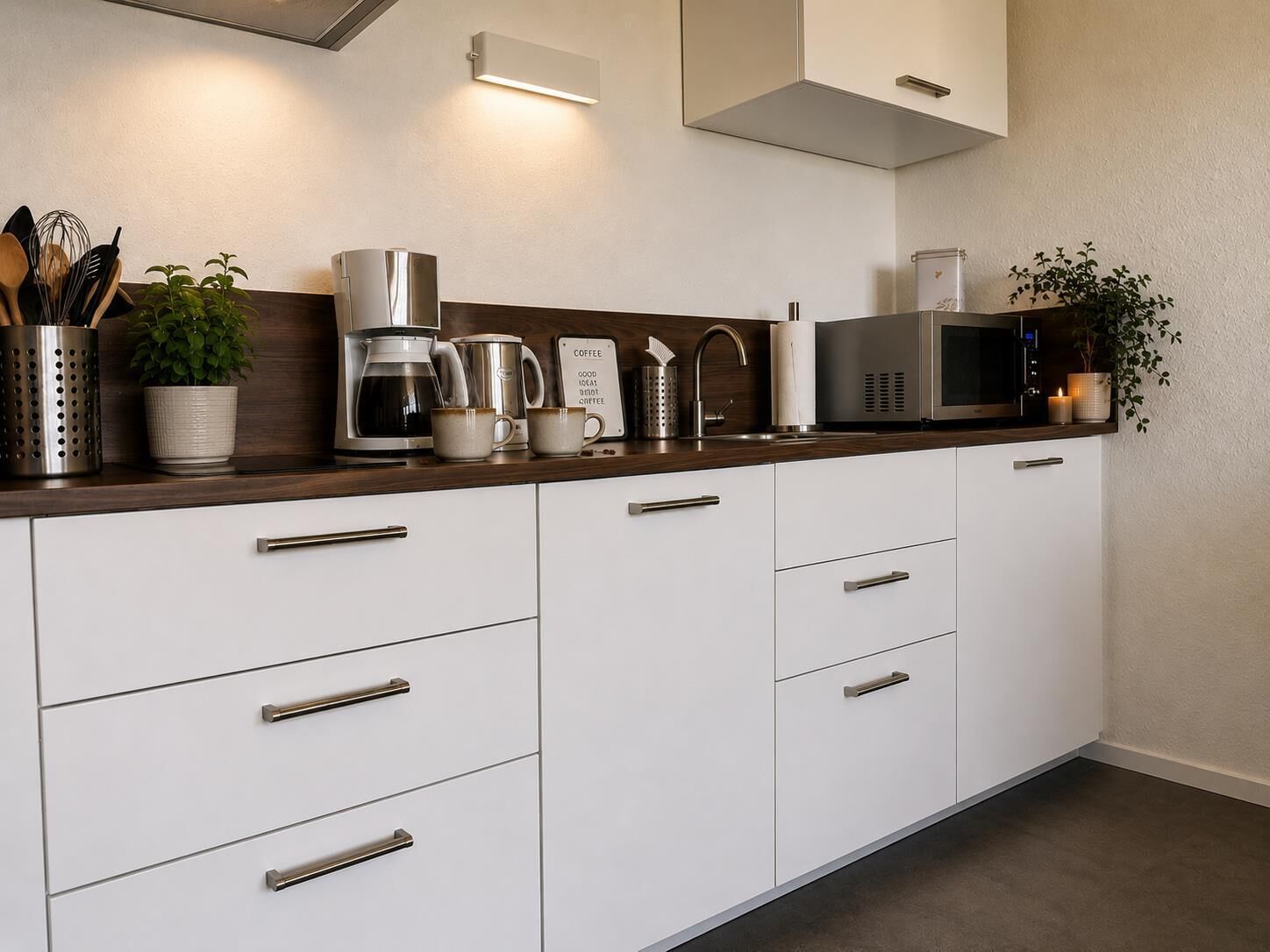 Réfrigérateur, four à micro-ondes, surface de cuisson, lave-vaisselle