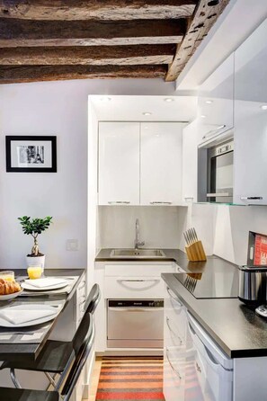 Réfrigérateur, micro-ondes, plaque de cuisson, lave-vaisselle