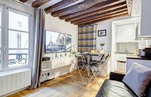 TV, offices - Chic Marais Retreat | Steps to Cafes & Notre Dame (Paris)