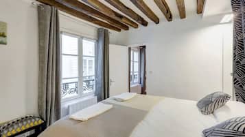 Bureau, fer et planche à repasser, Wi-Fi, draps fournis