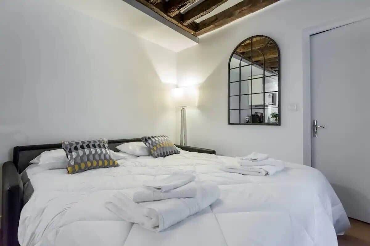 Desk, iron/ironing board, WiFi, bed sheets