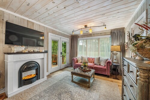 Charming Guest Suite - King Bed - Hot Tub - Fire Pit - Luxury Bath - Kitchenette