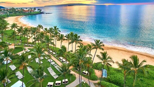 A resort with a beach, palm trees, and a view of the ocean. - Beach Retreat | Walk to Maui’s Best Shores (Kihei)