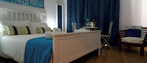 1 室のベッドルーム、デスク、アイロン / アイロン台、WiFi (無料)