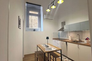 Réfrigérateur, micro-ondes, plaque de cuisson, lave-vaisselle