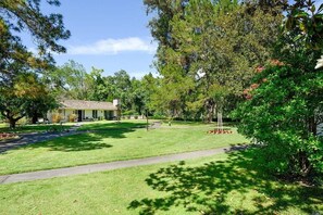 Property grounds - Elegant Napa Escape Walk to Wineries & Dining (Napa)