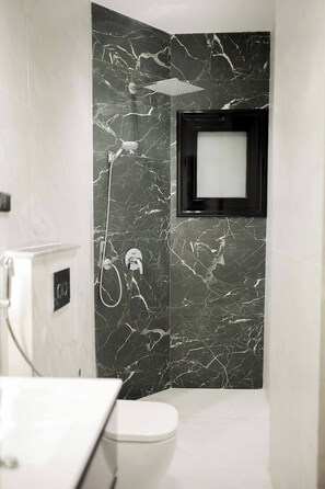 Bidet, Handtücher, Seife, Toilettenpapier