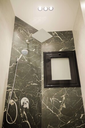 Bidet, Handtücher, Seife, Toilettenpapier