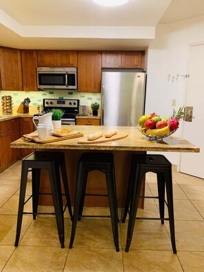 Geladeira, micro-ondas, fogão, cooktop