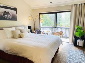 Desk, iron/ironing board, travel cot, WiFi - Luxe Napa Escape | King Bed Near Top Wineries (Napa)