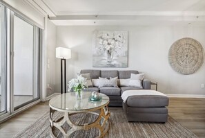 TV connectée, livres, médiathèque